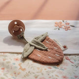 Doudou et attache tétine - Fraise rouge - Fairy Garden