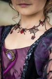 Collier en toile d'araignée emmêlée