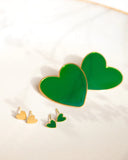 Les boucles d'oreilles Big Love - émail vert et or fin 24 carats