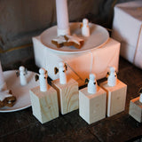 Ange en porcelaine dans sa petite boite en bois.