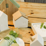 Maison et cuillère en porcelaine