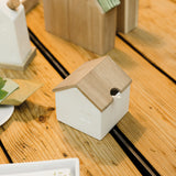 Maison et cuillère en porcelaine