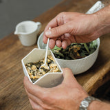 Maison et cuillère en porcelaine